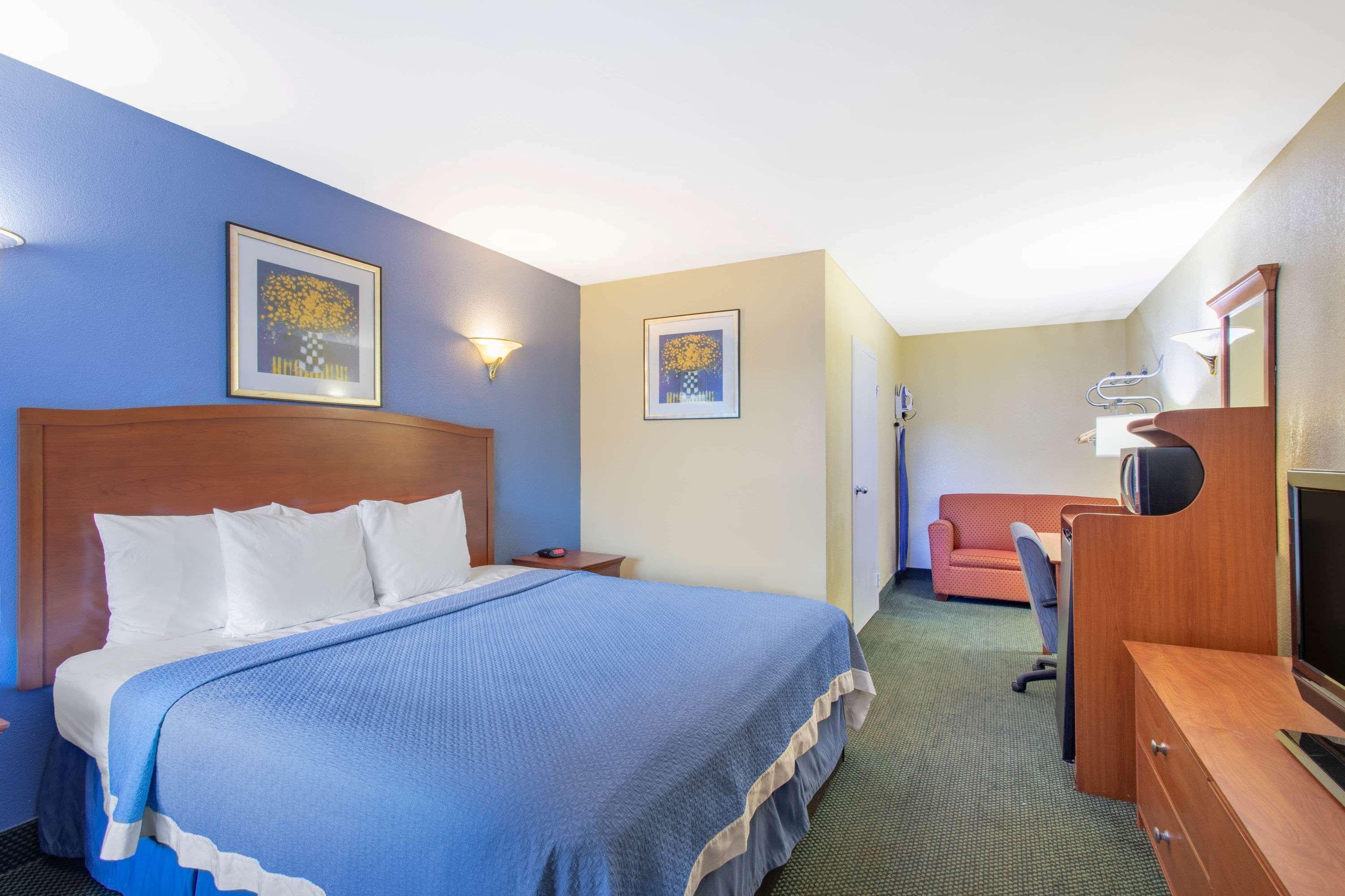 Days Inn By Wyndham Елмсфърд Екстериор снимка