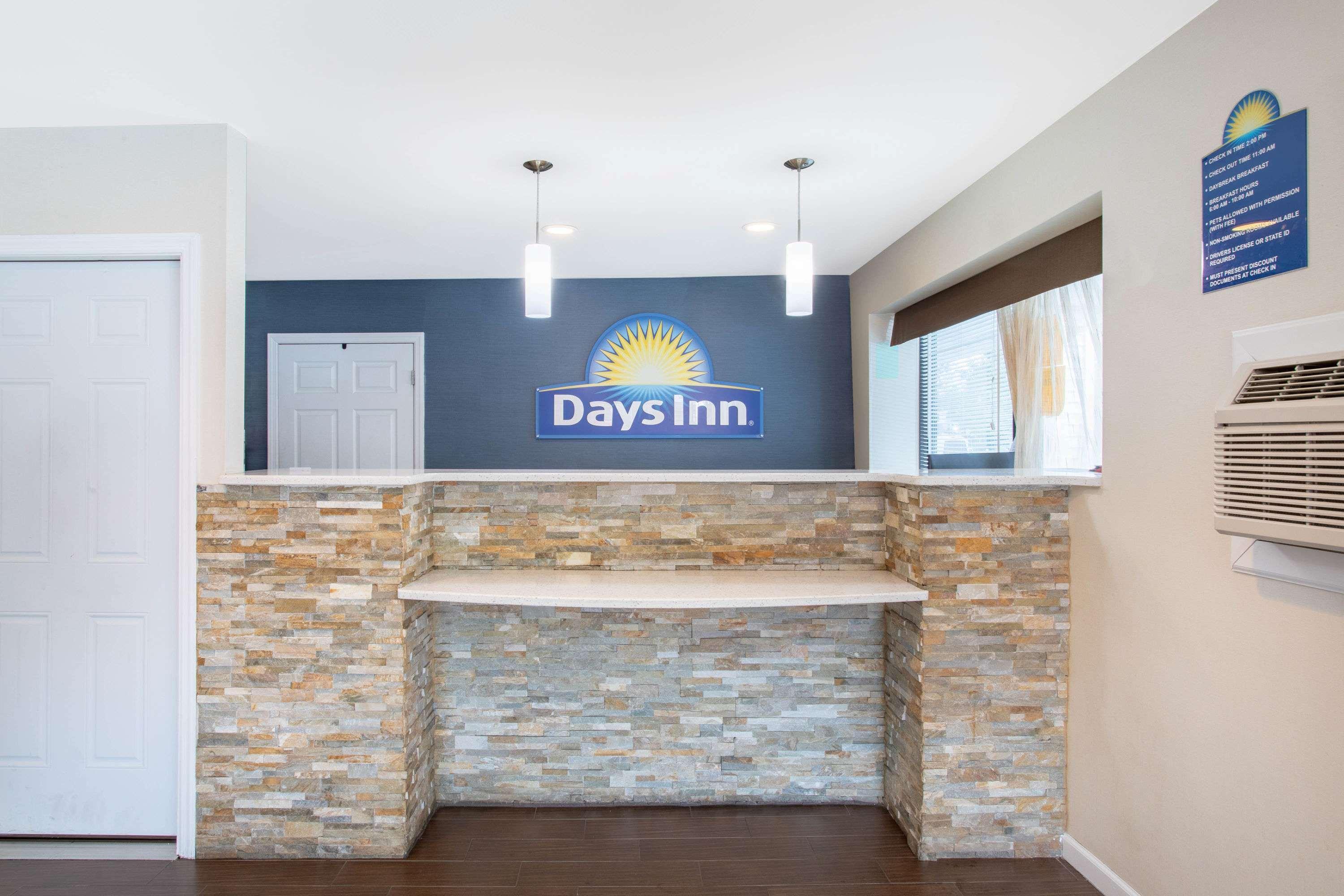 Days Inn By Wyndham Елмсфърд Екстериор снимка